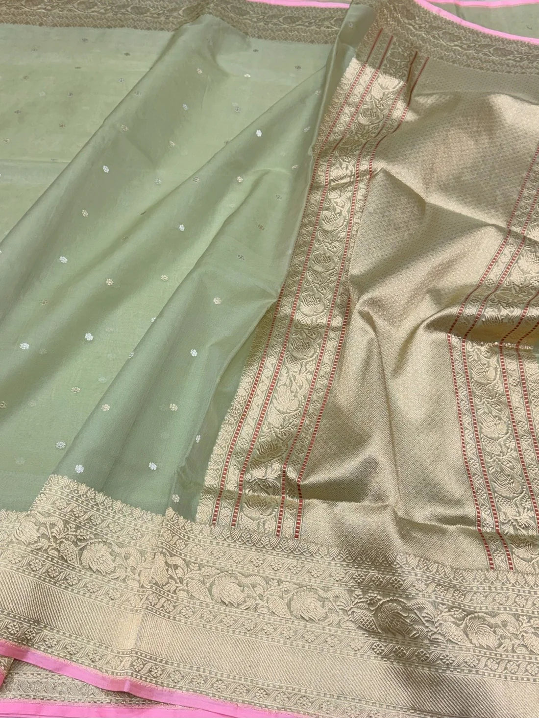 Pista Green Pure Organza Silk Banarasi Handloom Sari — Floral Zari Pallu & Pink Contrast Blouse