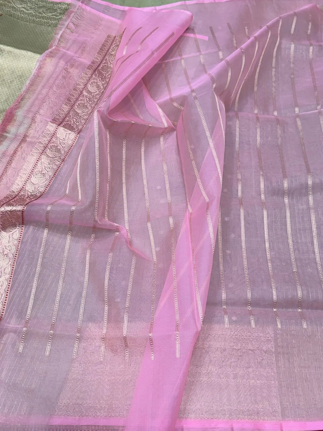 Pista Green Pure Organza Silk Banarasi Handloom Sari — Floral Zari Pallu & Pink Contrast Blouse